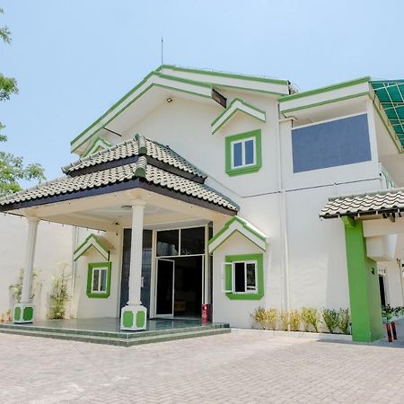 Hotel Taman Indah Мадіун Екстер'єр фото