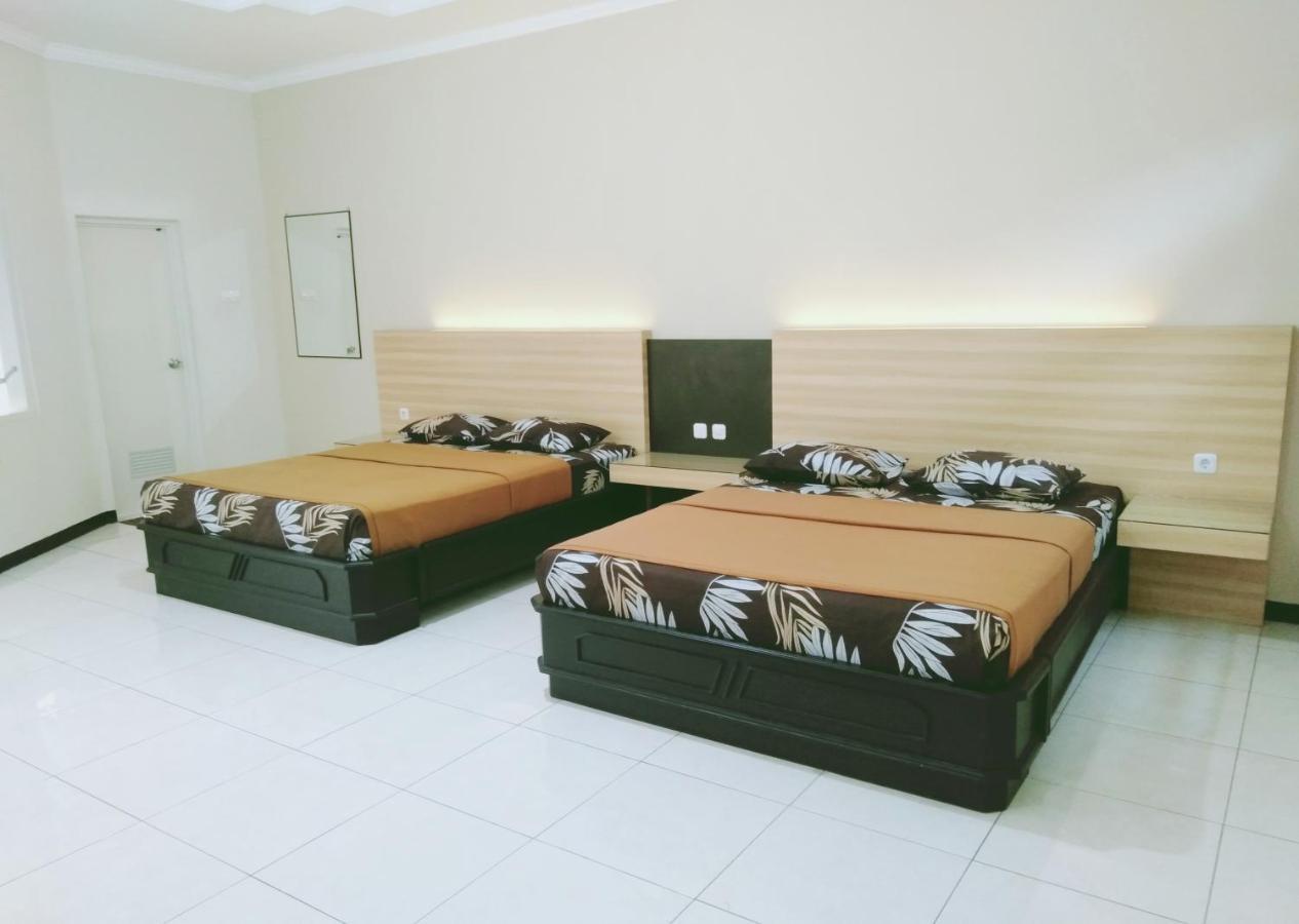 Hotel Taman Indah Мадіун Екстер'єр фото