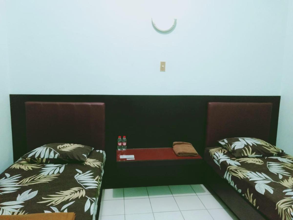 Hotel Taman Indah Мадіун Екстер'єр фото