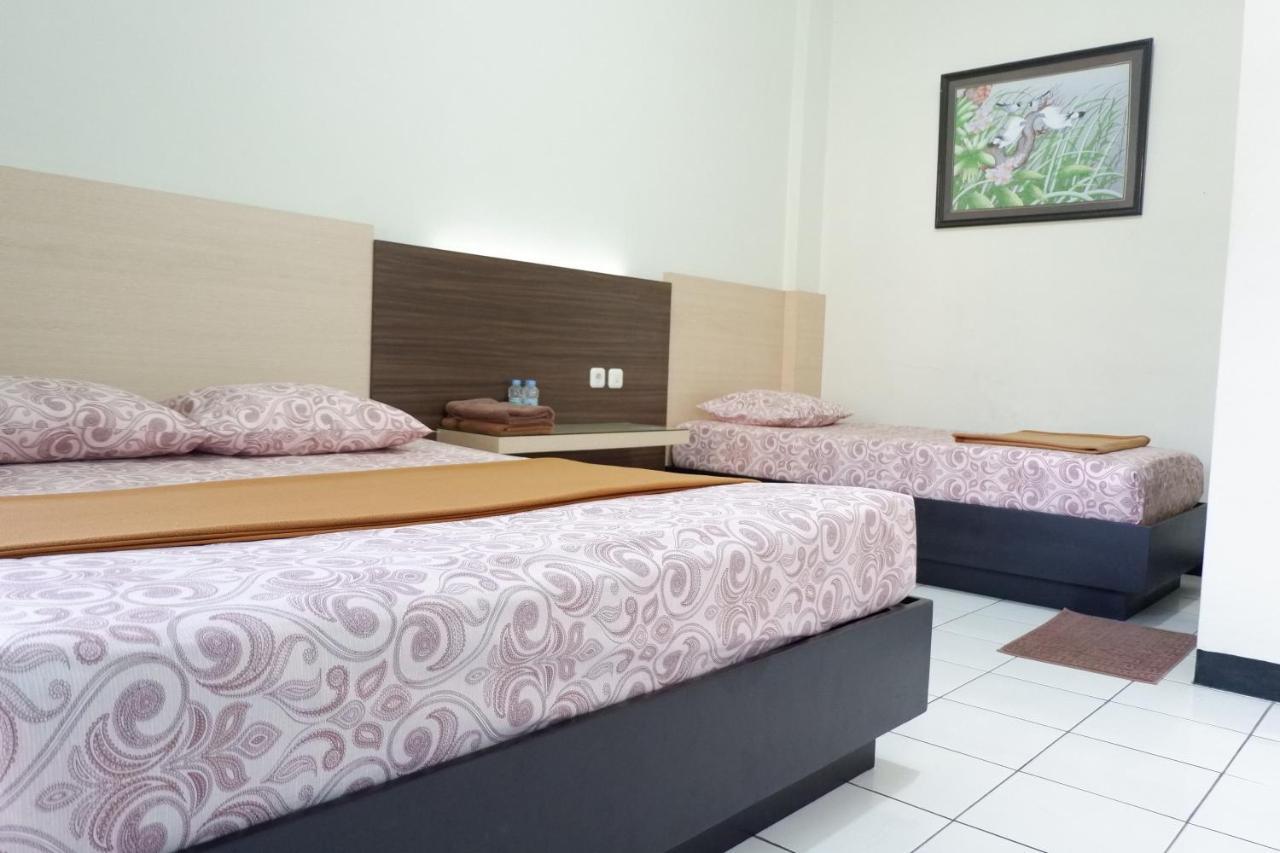 Hotel Taman Indah Мадіун Екстер'єр фото