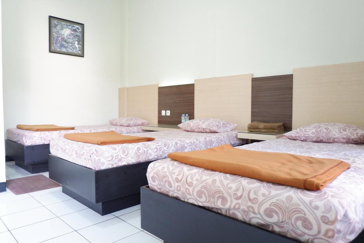 Hotel Taman Indah Мадіун Екстер'єр фото