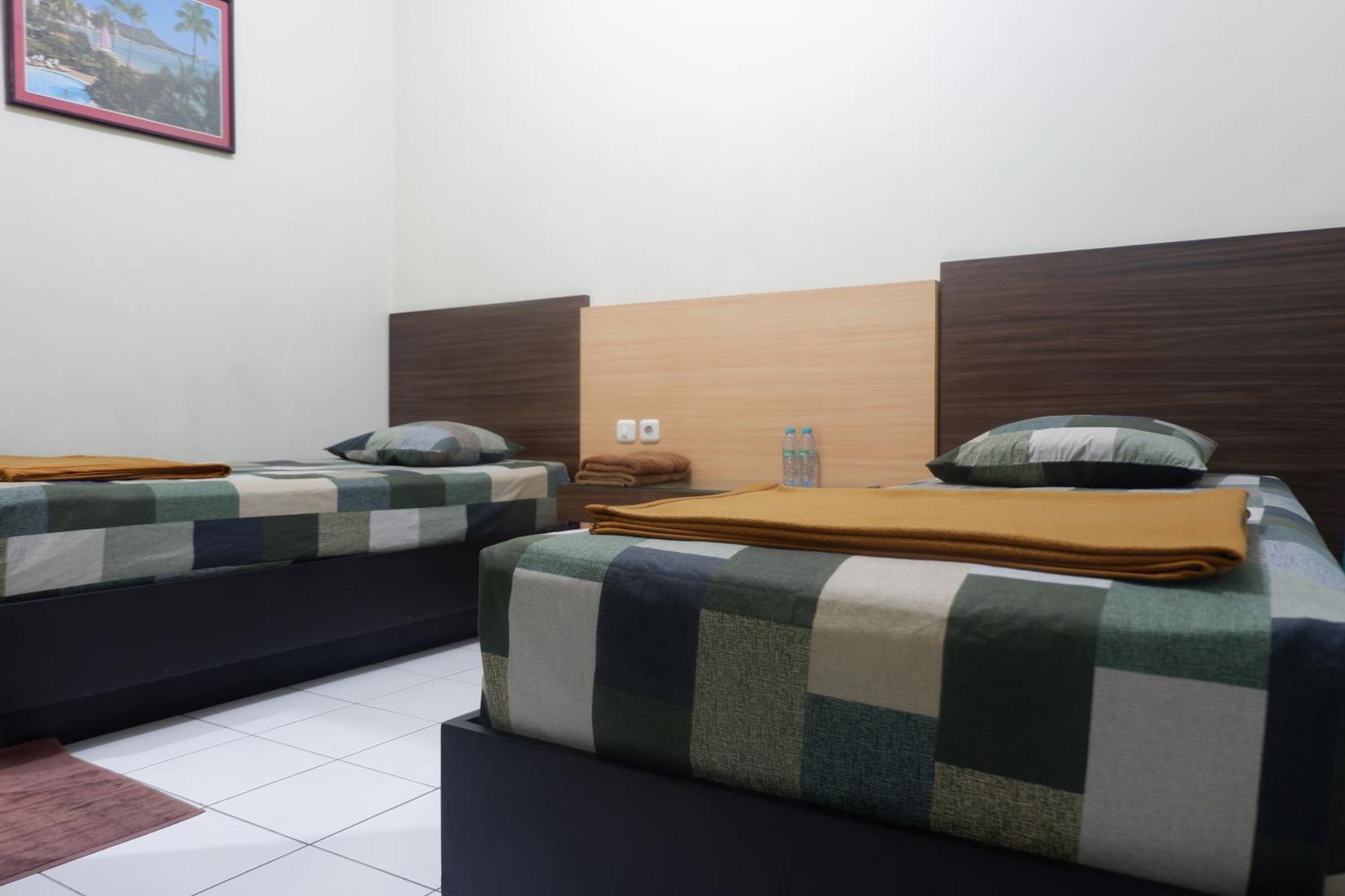 Hotel Taman Indah Мадіун Екстер'єр фото
